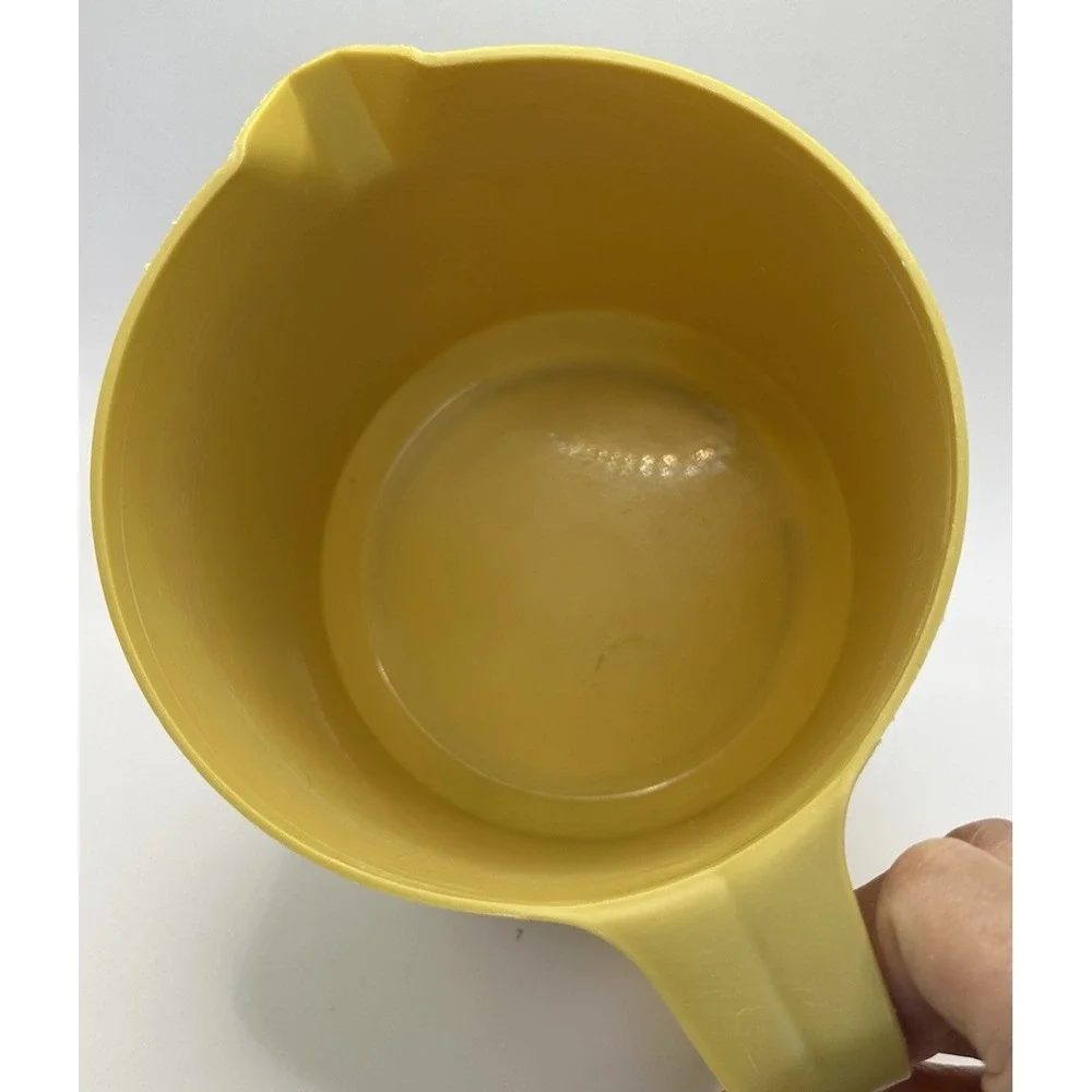 RUBBERMAID Retro Yellow/Gold 1 ‎ 1/2 (1.5) Quart Pitcher With Lid Vintage